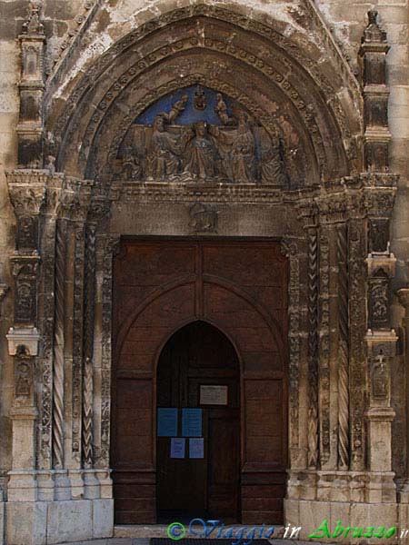 13-P5014075+.jpg - 13-P5014075+.jpg - Il portale della chiesa di S. Maria Maggiore (XV    sec.).